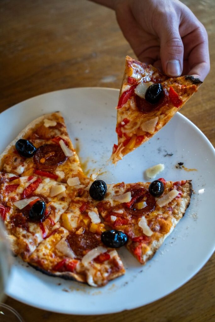 Une pizza cuisinée à l'îlot des halles en plein coeur des halles centrales de Limoges dans le centre ville
