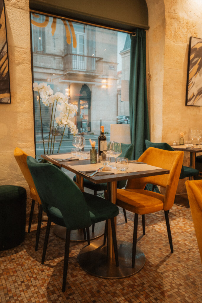 Une table de quatre personnes du restaurant Chez Fabrice, à Bordeaux