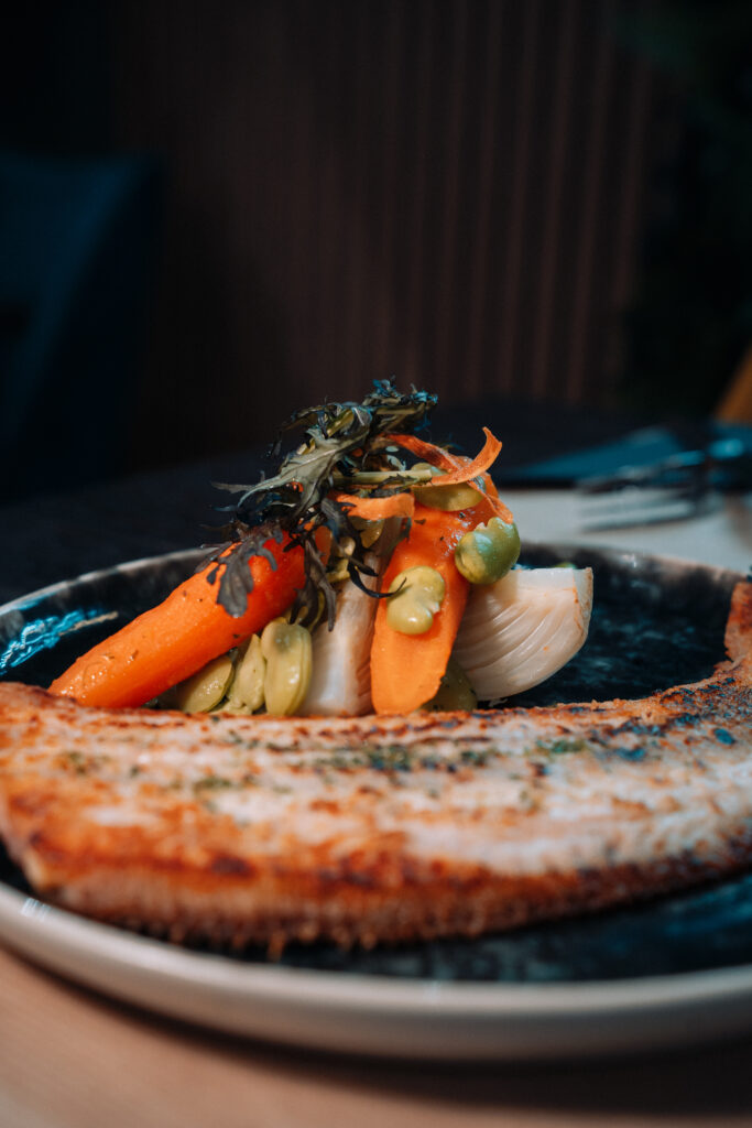 Une sole meunière accompagnée de son fricassé de légumes