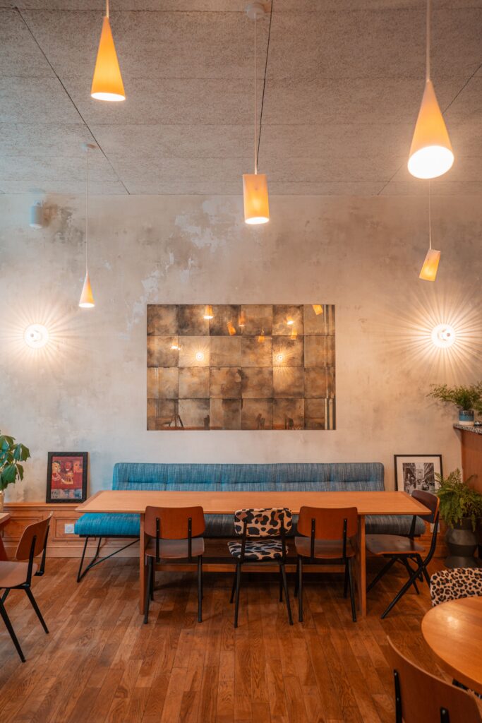 La salle chaleureuse, conviviale, avec une décoration soignée, au Café Ravez, à Bordeaux