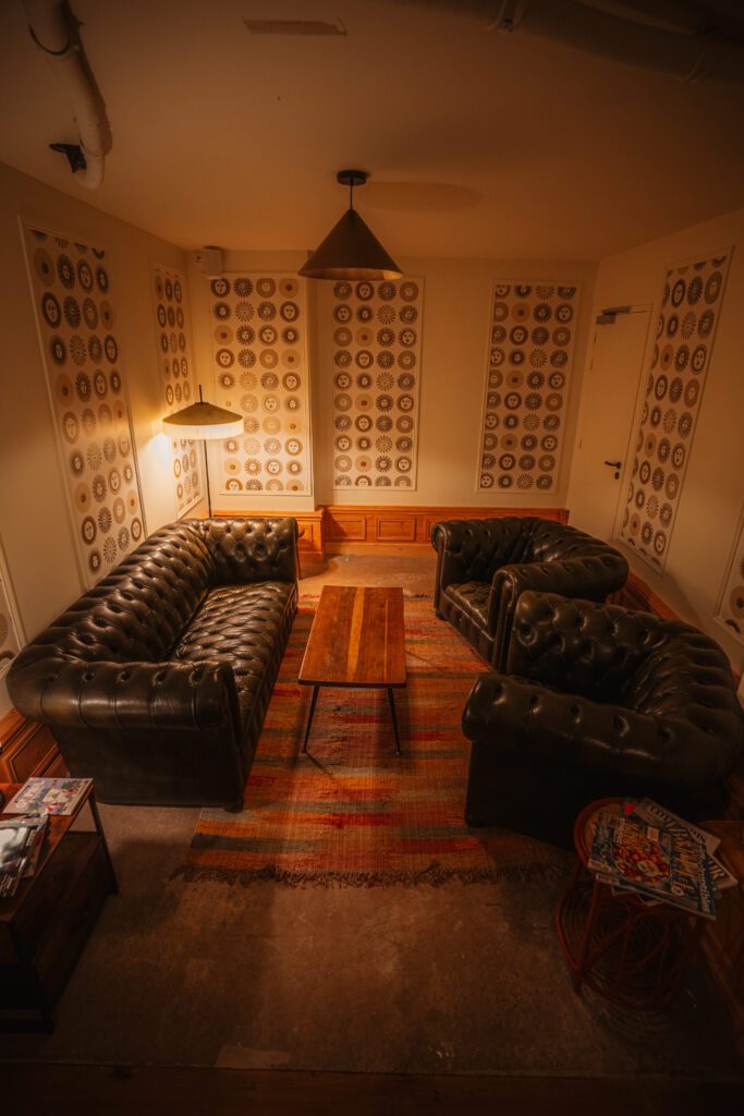 La salle hyper cosy, et ses fauteuils club, du Café ravez, à Bordeaux