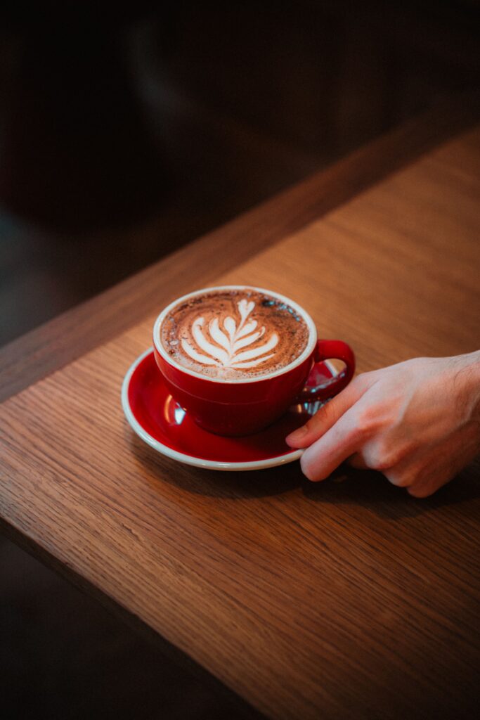 Un café latte servi au Caffé Ravez, à Bordeaux