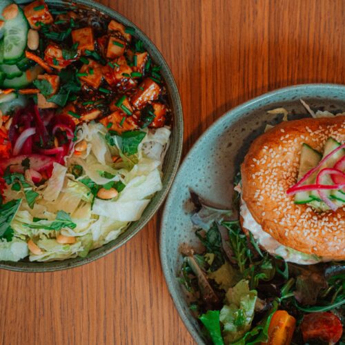 La formule du midi, avec un Bo Bun, et un Baggel au thon, et leurs légumes frais, chez Café Ravez, à Bordeaux