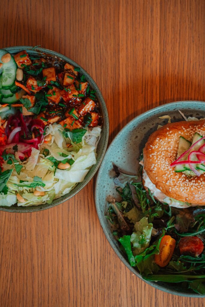 La formule du midi, avec un Bo Bun, et un Baggel au thon, et leurs légumes frais, chez Café Ravez, à Bordeaux