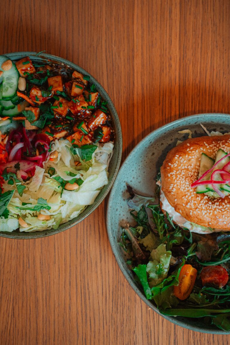 La formule du midi, avec un Bo Bun, et un Baggel au thon, et leurs légumes frais, chez Café Ravez, à Bordeaux