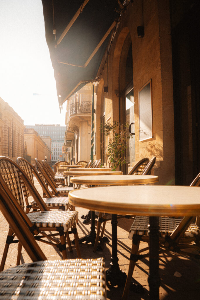 La terrasse ensoleillée du restaurant De Part et d'Autre, situé à Bordeaux