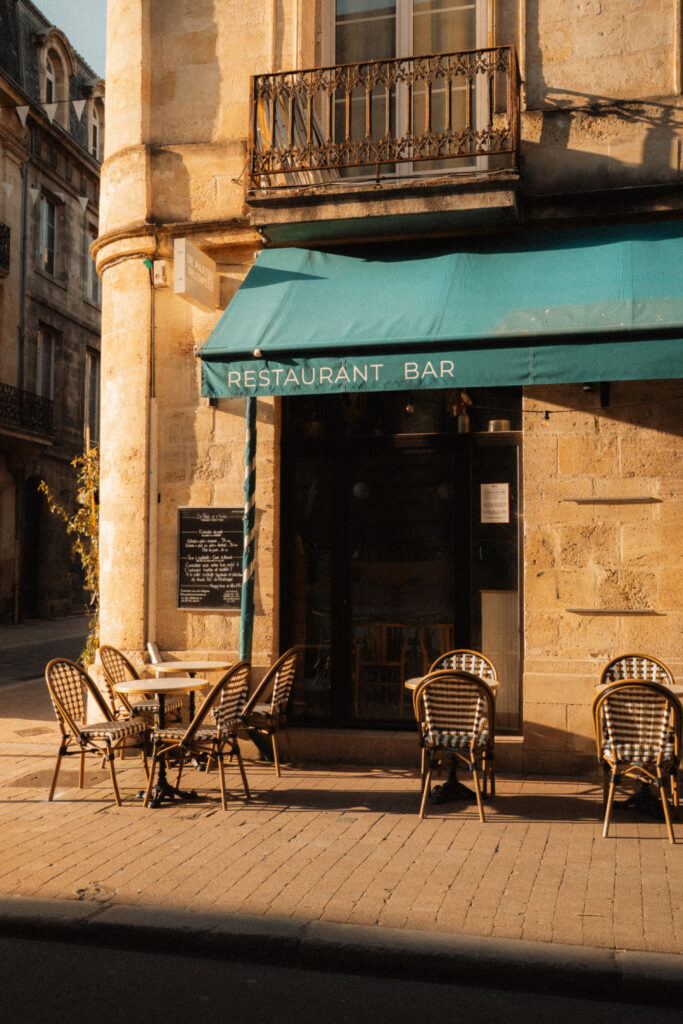 La terrasse en pelin soleil du restaurant De Part et d'Autre, situé à Bordeaux