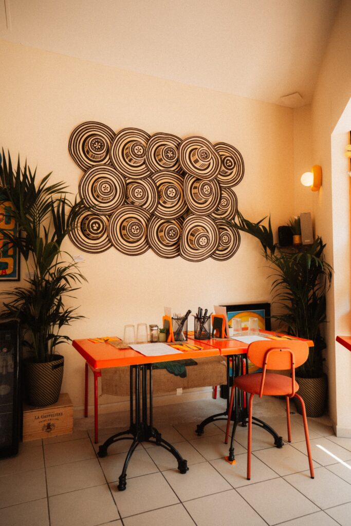 Un mur de sombreros, typique de l'Amérique Latine, en décoration, dans le restaurant Macondo Café, à Bordeaux