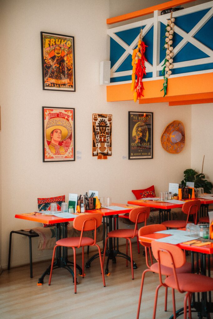 La salle, à la décoration typique de l'Amérique Latine, dans le restaurant Macondo Café, à Bordeaux