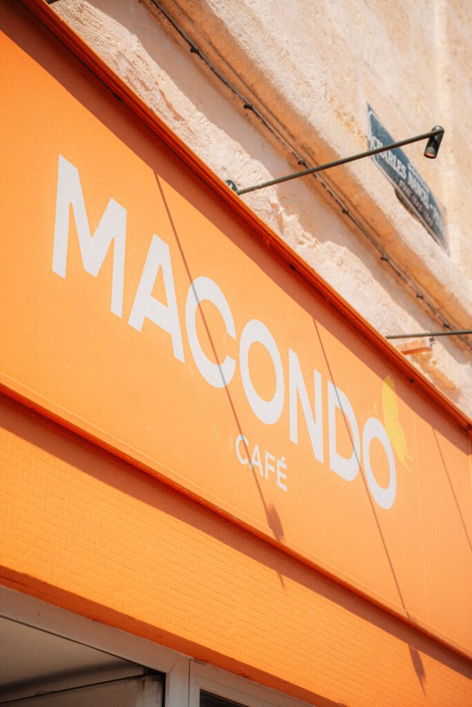 Un plan serré sur l'enseigne du restaurant Macondo Café, à Bordeaux