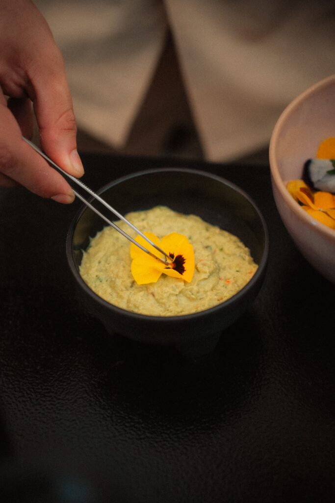 Du guacamole, une tartinade typique de l'Amérique Latine, dans le restaurant Macondo Café, à Bordeaux