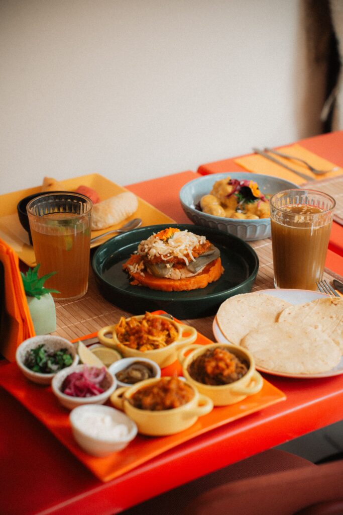 Un ensemble des plats servis, empanada, tacos, nopal, pollo al coco, panela, quesadilla, dans le restaurant Macondo Café, à Bordeaux