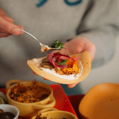 Les délicieux tacos mexicains, des tortillas de maïs à composer, de boeuf, poulet, porc et ses ingrédients