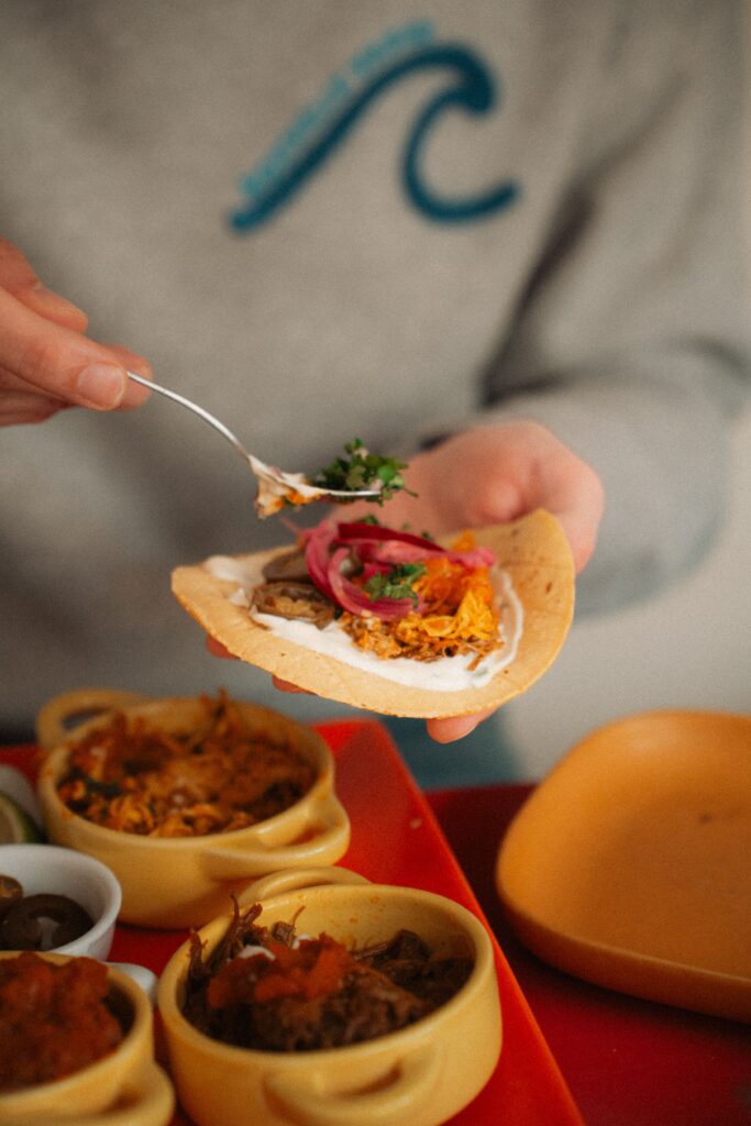 Les délicieux tacos mexicains, des tortillas de maïs à composer, de boeuf, poulet, porc et ses ingrédients