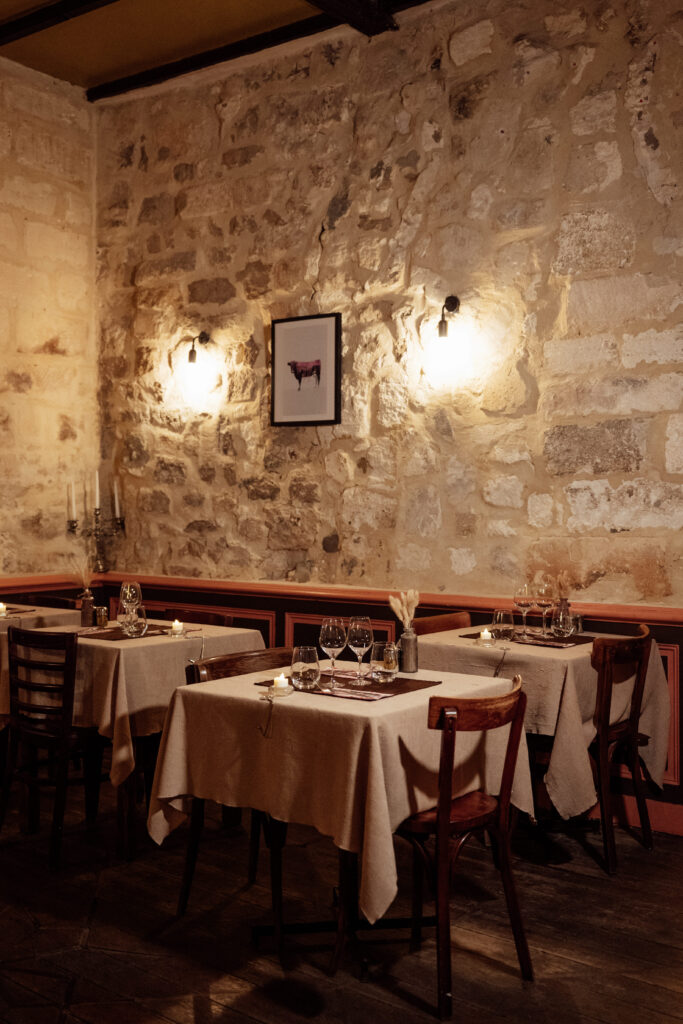 L'intérieur du restaurant La Vache à Carreaux à Avignon