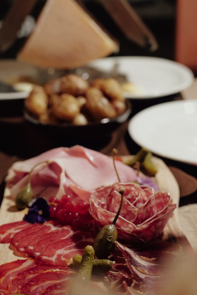Planche de charcuterie et raclette Brezière du restaurant La Vache à Carreaux à Avignon