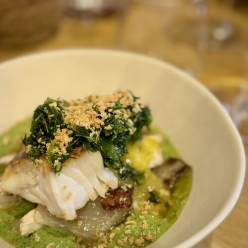 L'assiette de poisson et herbe du restaurant EV