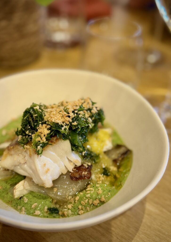 L'assiette de poisson et herbe du restaurant EV