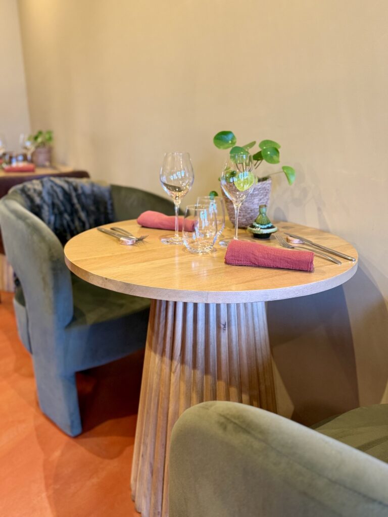 L'intérieur chaleureux du restaurant EV