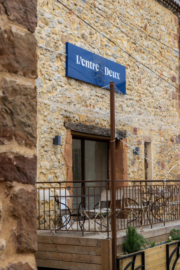 La devanture de L'Entre Deux à Bizanet