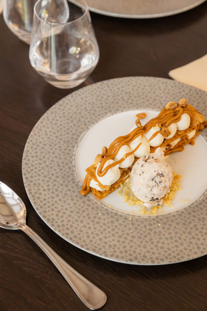 Le millefeuille vanille cacahuètes de L'Entre Deux à Bizanet