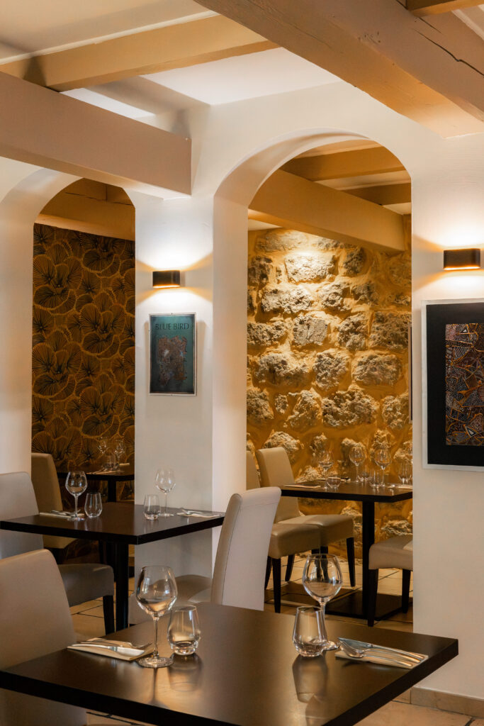 La salle intérieur de L'Entre Deux à Bizanet