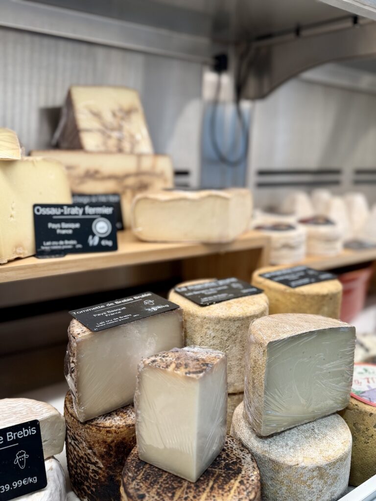 Vitrine avec tous les fromages de la boutique Fromage de France
