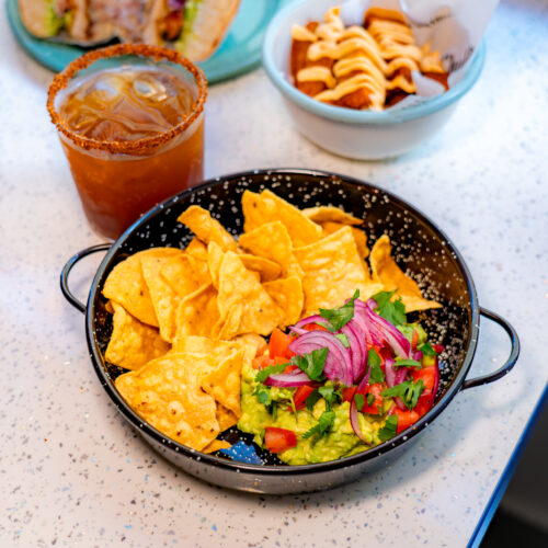Table avec guacamole, papas a a diabla, michelada et torta
