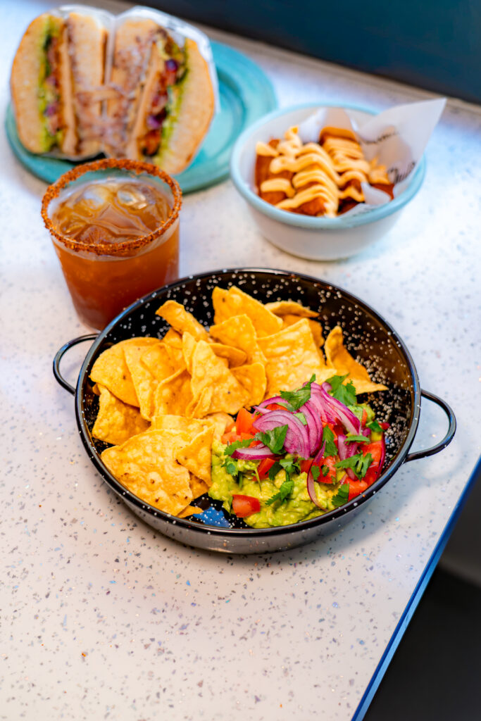 Table avec guacamole, papas a a diabla, michelada et torta