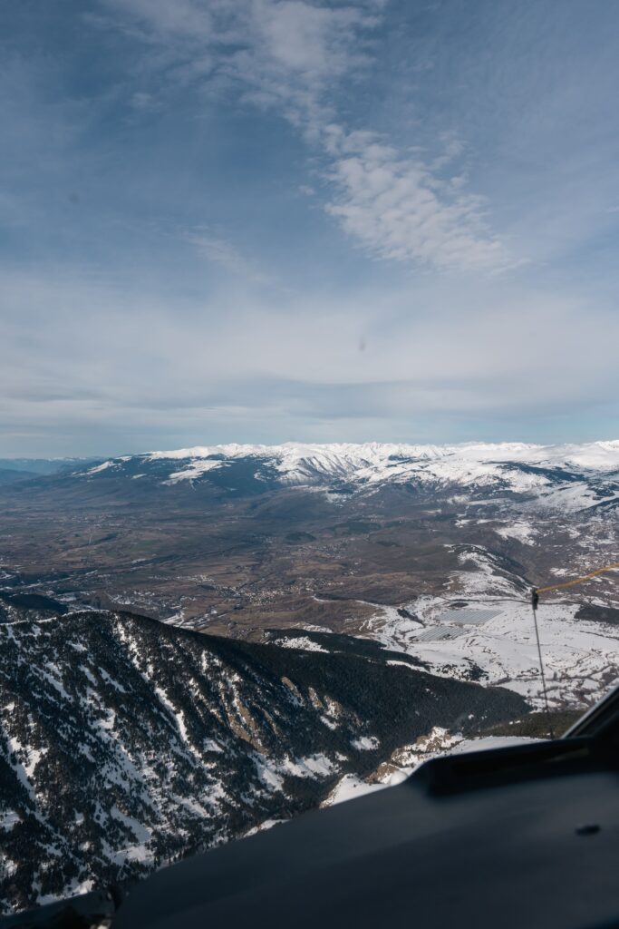Les montagnes enneigées vues de l'hélicoptère lors d'un vol découverte avec Hélittoral Hélicoptère à Perpignan