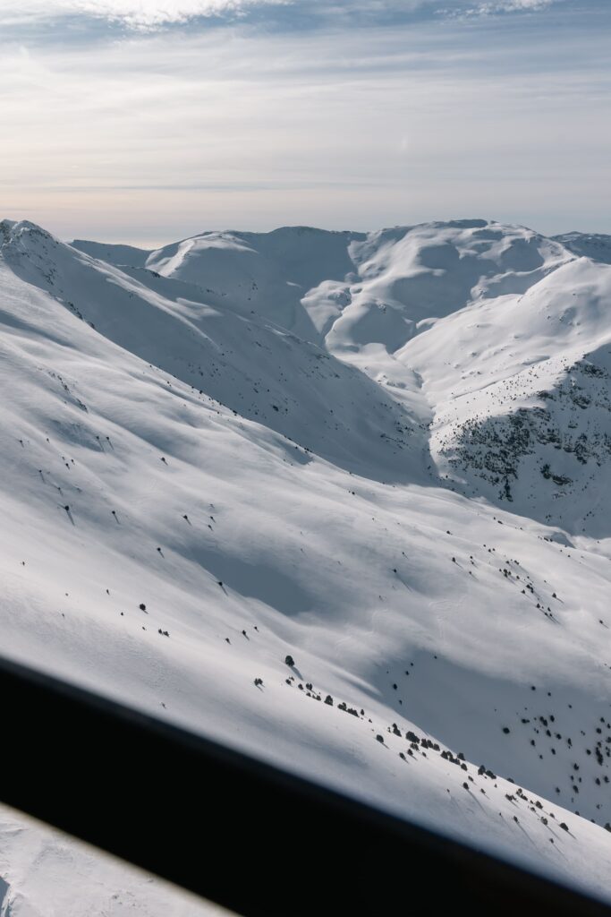 Les montagnes enneigées vues de l'hélicoptère lors d'un vol découverte avec Hélittoral Hélicoptère à Perpignan