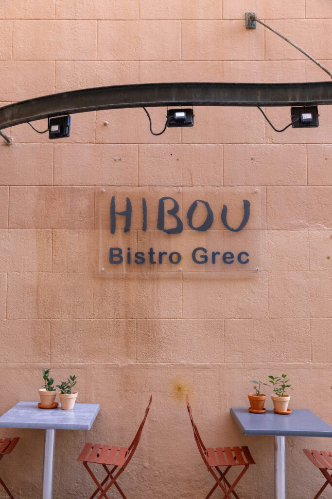 L'enseigne du Hibou Bistro Grec à Perpignan