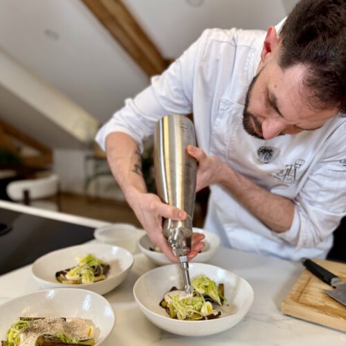 Le chef Anicet prépare les entrées : poireau au charbon, oeuf de caille, émulsion vin blanc