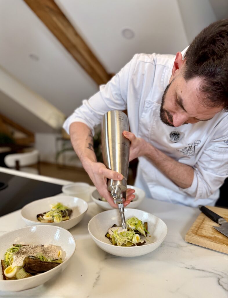 Le chef Anicet prépare les entrées : poireau au charbon, oeuf de caille, émulsion vin blanc