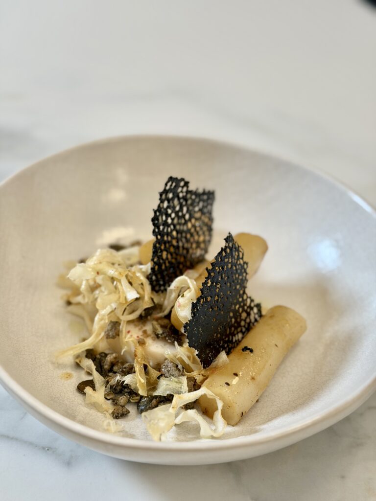 volaille, salsifis, crumble de noisette, graine de courge et sarrasin