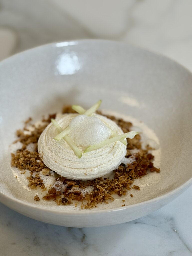 le dessert : faisselle, miel de sapin, crumble aux noisettes et cèpes confits