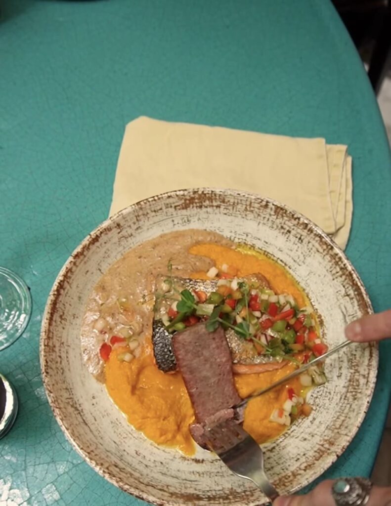 plat avec une purée