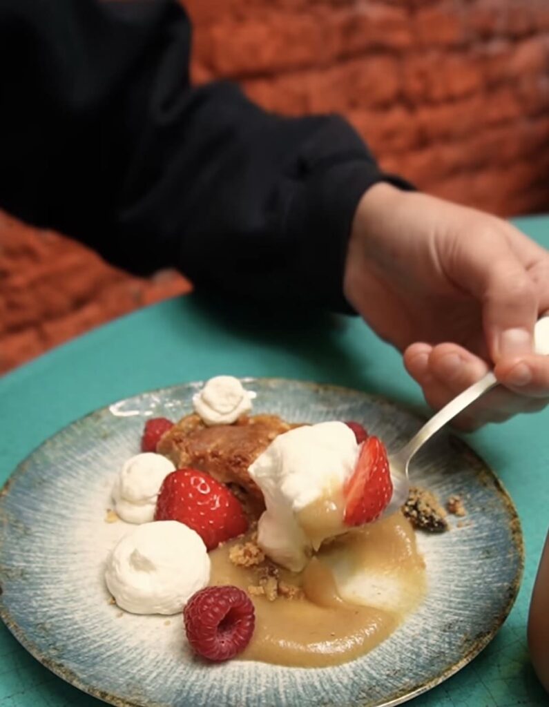 Désert avec des fraises et des framboises