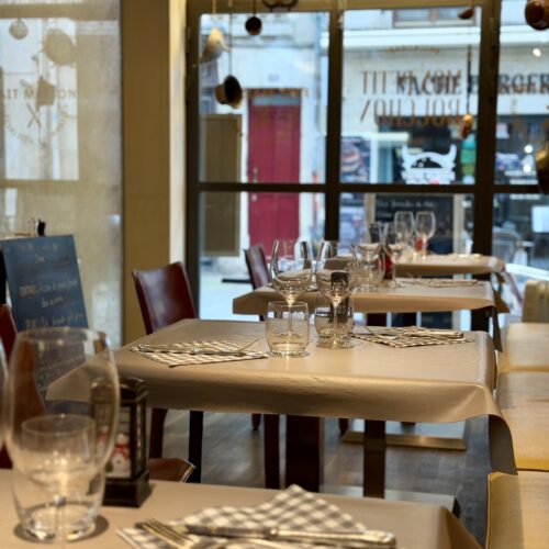 intérieur avec les tables dressées