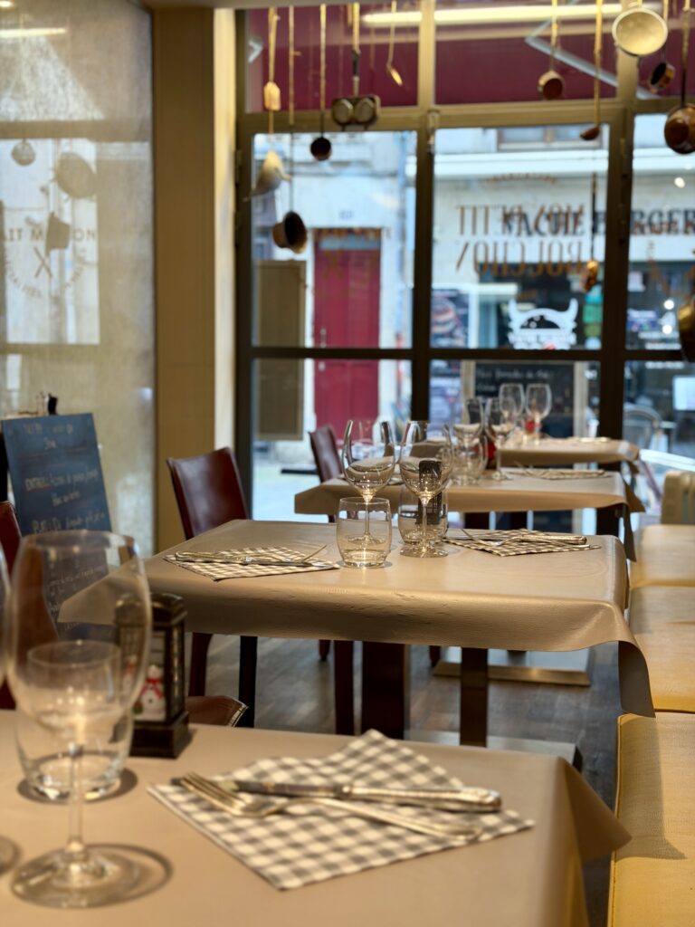 intérieur avec les tables dressées