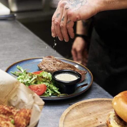 Assiette de viande avec crudité et sauce