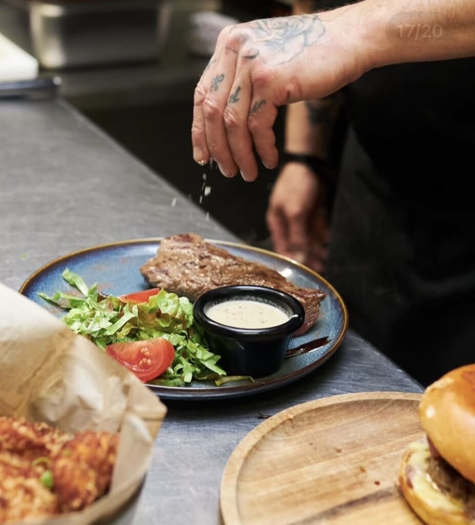 Assiette de viande avec crudité et sauce