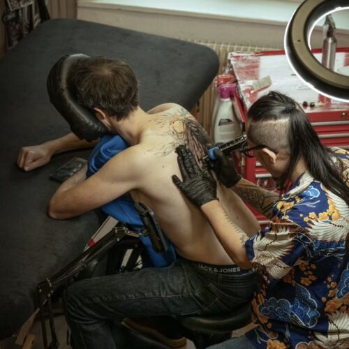 Homme qui se fait tatouer dans le dos