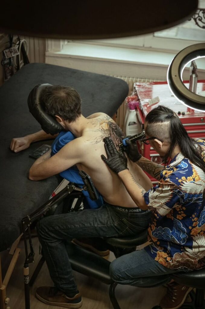 Homme qui se fait tatouer dans le dos