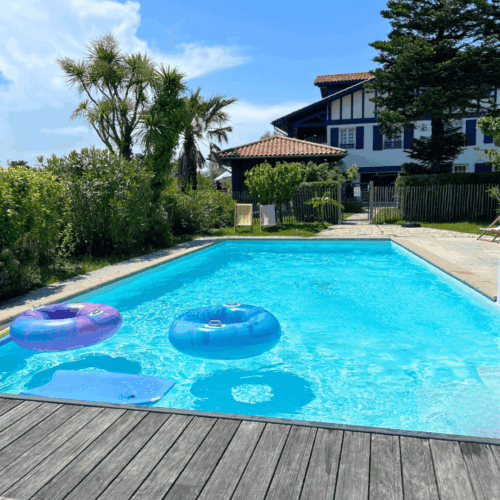 La piscine de kaliko avec des boués enfants