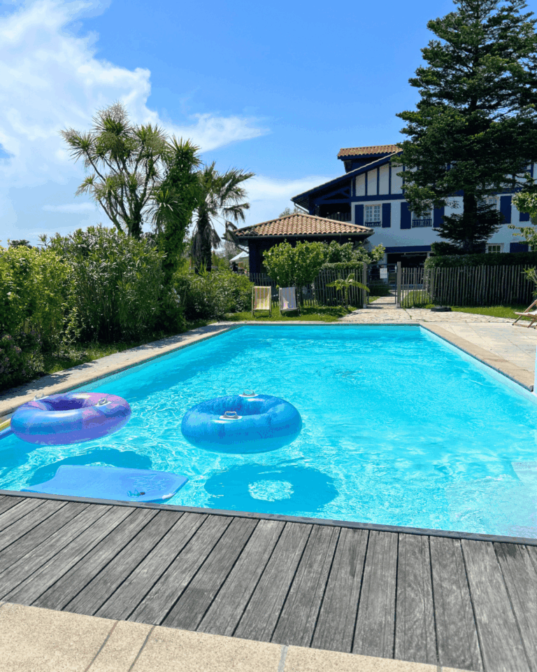 La piscine de kaliko avec des boués enfants