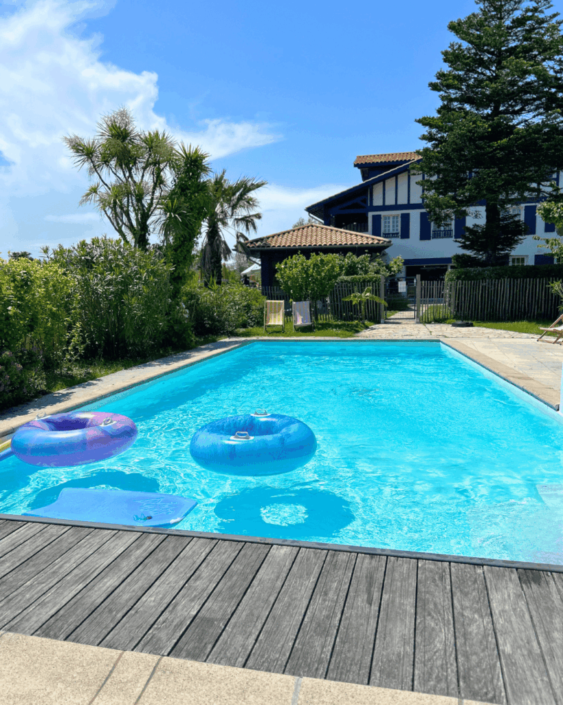 La piscine de kaliko avec des boués enfants