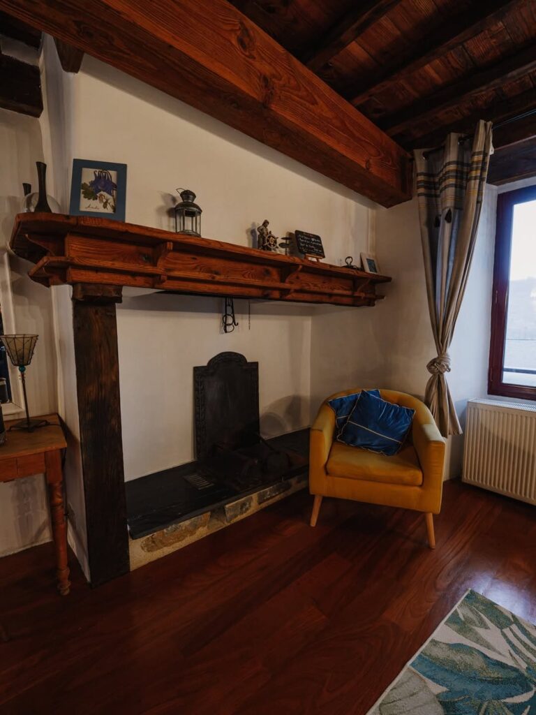 Décoration de la chambre d'une auberge dans les montagnes à Arras-en-Lavedan, près de Pau