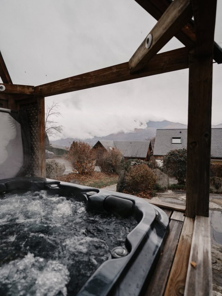 Jacuzzi avec vue d'une auberge dans les montagnes à Arras-en-Lavedan, près de Pau