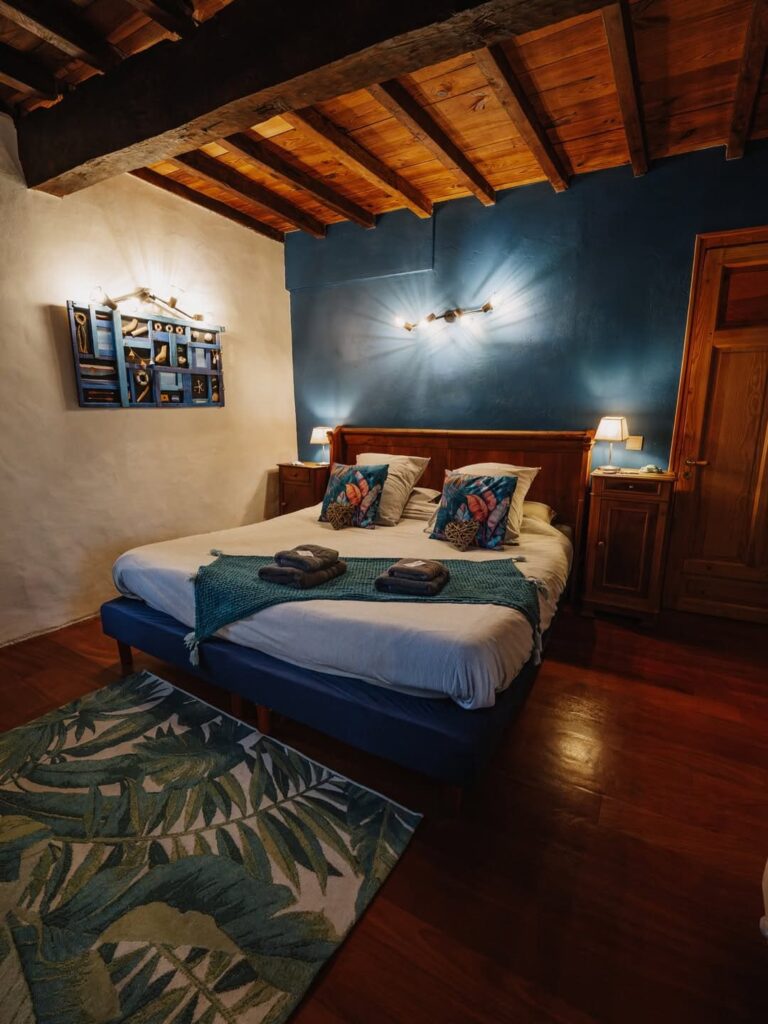 Lit confortable d'une auberge dans les montagnes à Arras-en-Lavedan, près de Pau